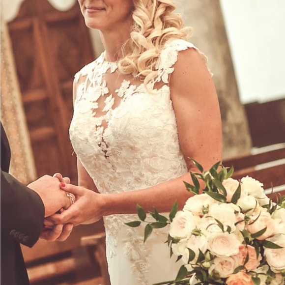 Simple Sheath Jewel Neck Lace Wedding Dress With Appliques - Picture 1 of 4